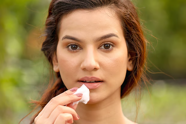 গোলাপি ঠোঁট পেতে ঘরোয়া উপায়গুলো জেনে রাখুন